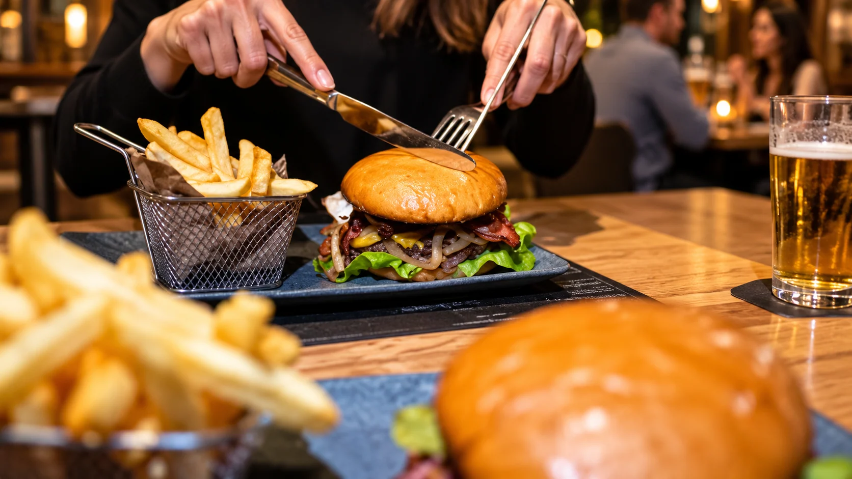 Burger mit Pommes im Boxenstop Langenthal